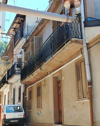 Casa su 3 livelli + terrazzo