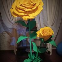 rosa gigante con bocciolo colore giallo