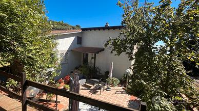 Villa adiacente via dei laghi