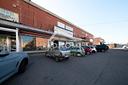 locale-fronte-strada-luminoso-vetrina-posti-auto