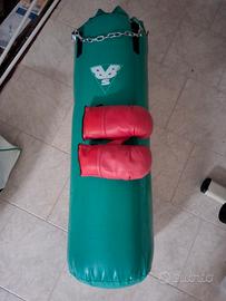 Sacco da boxe con guanti