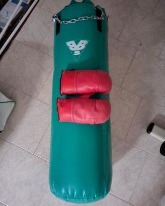 Sacco da boxe con guanti