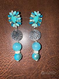 Orecchini con pietre turchesi.
