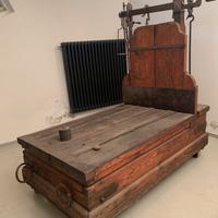 Antica bilancia bascula in legno e ferro