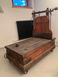 Antica bilancia bascula in legno e ferro