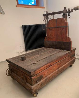 Antica bilancia bascula in legno e ferro