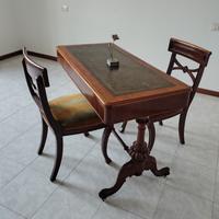 tavolo in legno antico due sedie