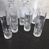 Due bottiglie liquore con tappo e sei bicchieri
