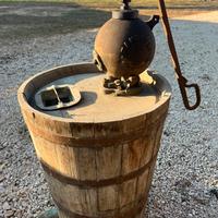 Antica pompa manuale da pozzo con botte in legno