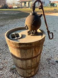 Antica pompa manuale da pozzo con botte in legno
