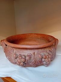 vaso in terracotta con decorazioni 
