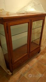 mobile vetrina classica in legno e ripiani vetro