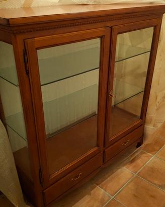 mobile vetrina classica in legno e ripiani vetro