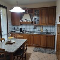 Cucina con top in marmo