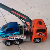 Camion Gru con auto da recupero 