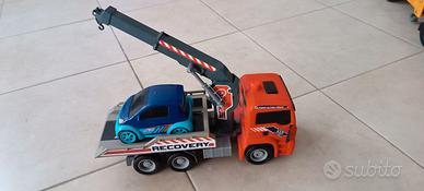 Camion Gru con auto da recupero 