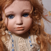 Bambola in porcellana da collezione