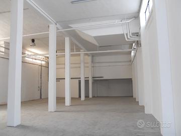Deposito open space con bagno e piccolo ufficio