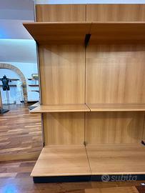 Parete espositiva composta da pannelli