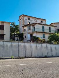 Spazioso appartamento su tre livelli con cantina e