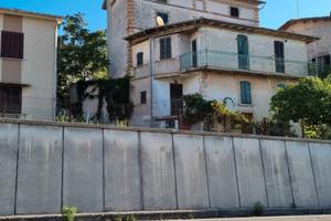 Spazioso appartamento su tre livelli con cantina e