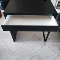 Scivania Ikea dimensioni in foto