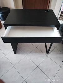 Scivania Ikea dimensioni in foto