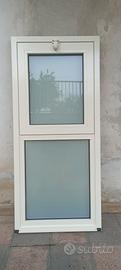 finestra in alluminio colore bianco avorio.