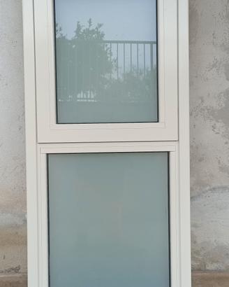 finestra in alluminio colore bianco avorio.