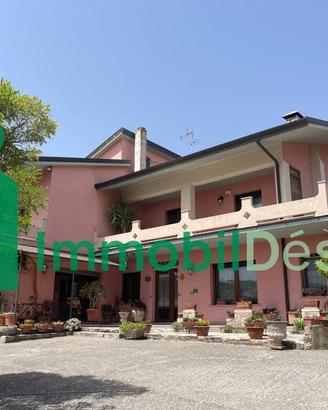 Villa di 322 m² con più di 5 locali e box auto dop