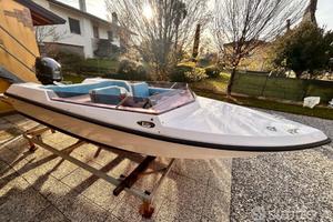 Motoscafo con motore yamaha