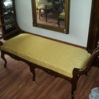 Dormuse in noce massello con piedi zampa di capra