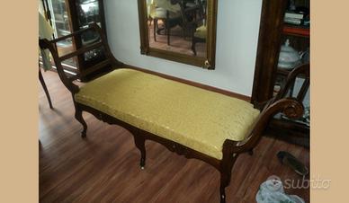 Dormuse in noce massello con piedi zampa di capra