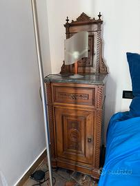 2 comodini alti in legno e marmo