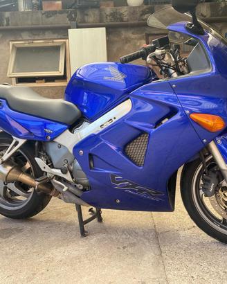 Moto Honda VFR 800 del 2001