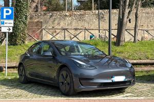 Tesla Model 3 RWD-Auton.450Km-Garanz.Tesla