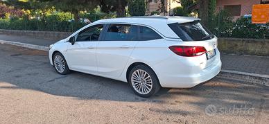 Opel Astra bianca