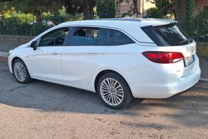Opel Astra bianca