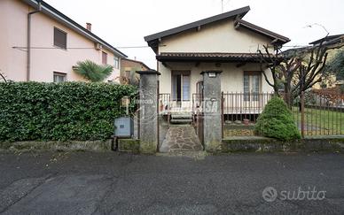 VILLA SINGOLA DI QUATTROLOCALI IN POSIZIONE STRATE