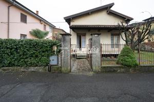 VILLA SINGOLA DI QUATTROLOCALI IN POSIZIONE STRATE