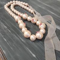 Collana lunga con perle rosa e strass