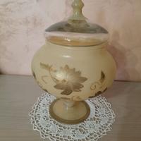 Vecchio vaso con coperchio in vetro soffiato 