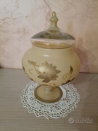 Vecchio vaso con coperchio in vetro soffiato 