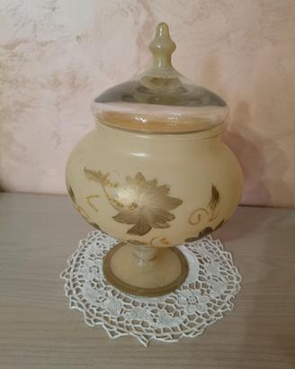 Vecchio vaso con coperchio in vetro soffiato 