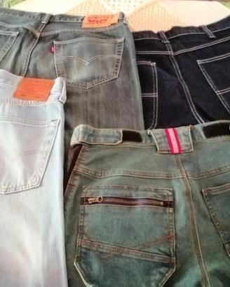 5 paia di jeans di vari tipi e marche