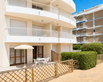 Fronte mare piano terra spiaggia privata