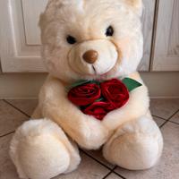 Orso peluche con bouquet di rose rosse vintage