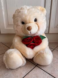 Orso peluche con bouquet di rose rosse vintage
