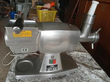 macchinina  trita carne e grattuggia  formaggio  