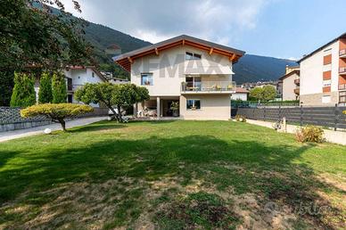 Villa di 337 m² con più di 5 locali e box auto a R